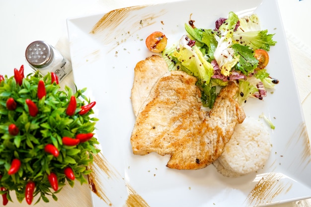 Plat de poulet sur une table de restaurant