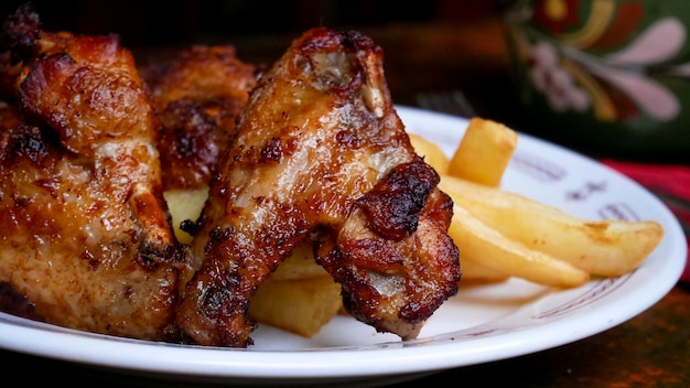 Plat de poulet sur une table de restaurant