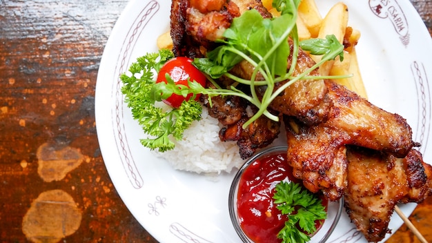 Plat de poulet sur une table de restaurant