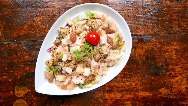 Plat de poulet sur une table de restaurant