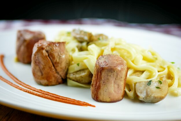 Plat de poulet sur une table de restaurant