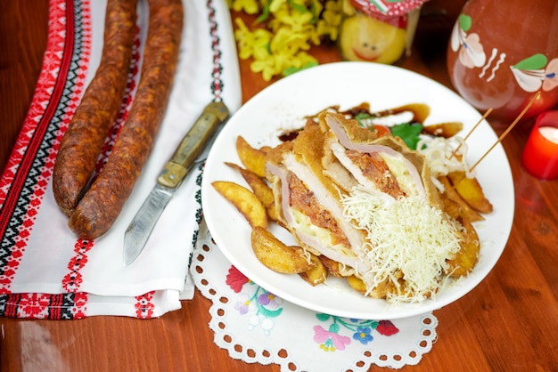 Plat de poulet sur une table de restaurant