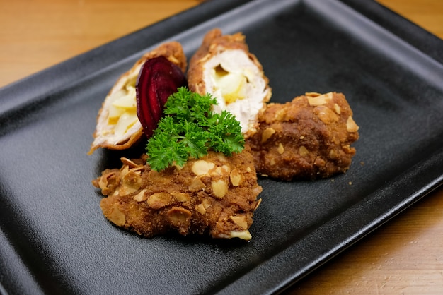 Plat de poulet sur une table de restaurant