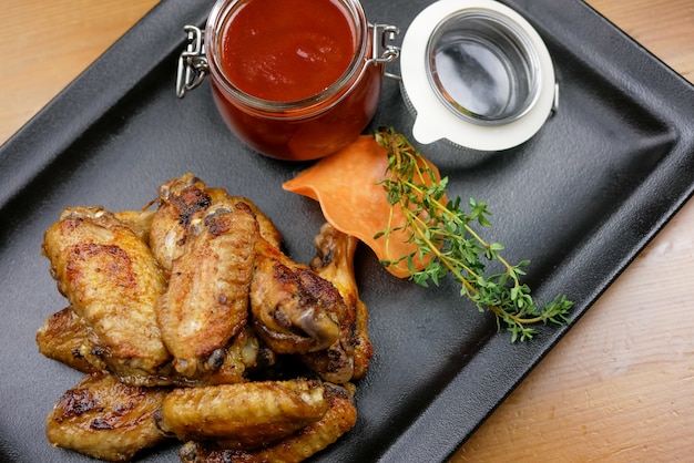 Plat de poulet sur une table de restaurant