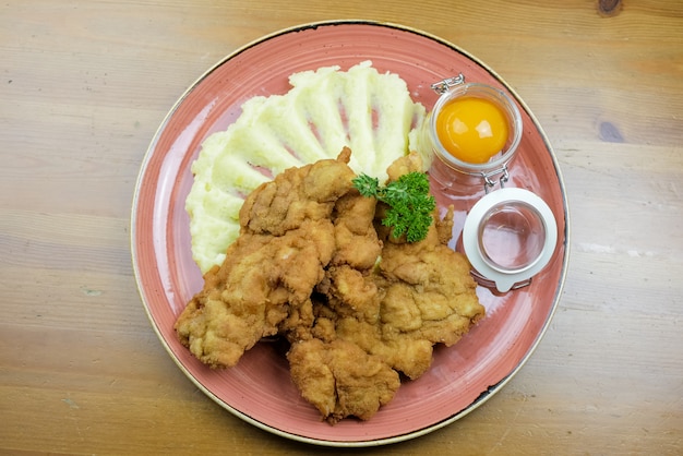 Plat de poulet sur une table de restaurant