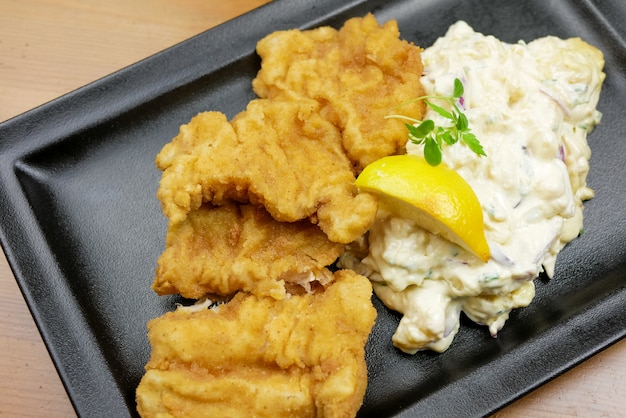 Plat de poulet sur une table de restaurant