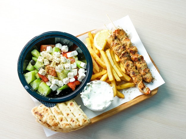 Plat de poulet sur une table de restaurant