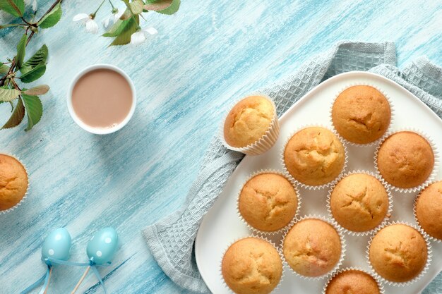 Plat de printemps ou de Pâques avec assiette de muffins au citron et œufs en massepain