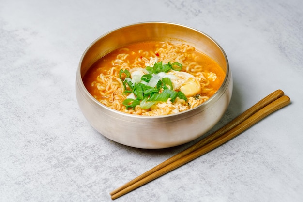 Plat de ramen épicé instantané coréen dans un bol blanc sur la table