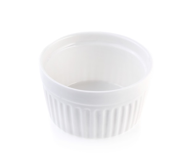 Plat de ramequin à soufflé en porcelaine isolé sur fond blanc