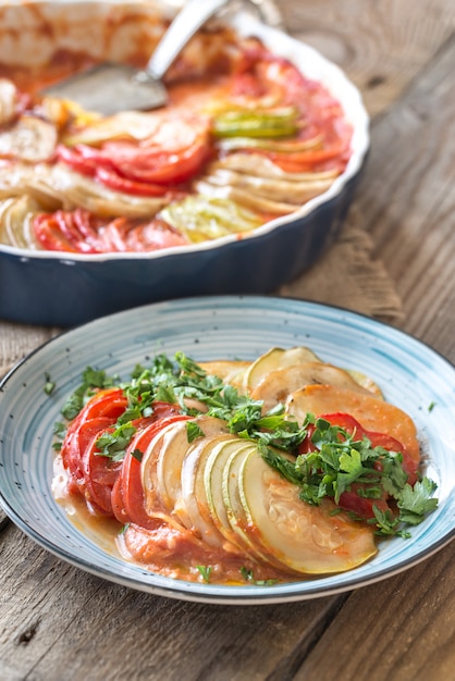 Plat de ratatouille sur la table en bois