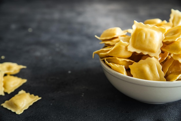 plat de raviolis de pâtes repas frais collation alimentaire sur la table copie espace arrière-plan alimentaire rustique vue de dessus