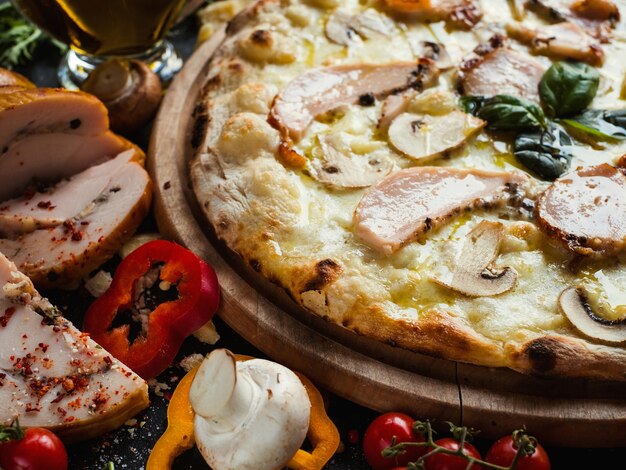 Plat de repas de régime de pizza de champignon de poulet