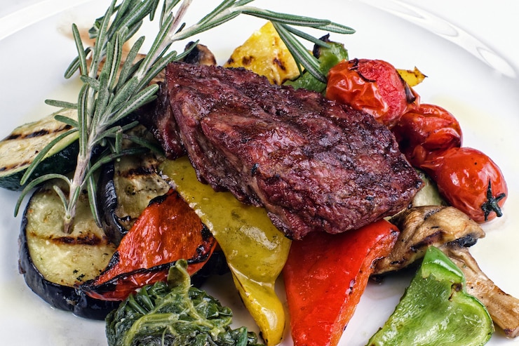 Photo plat de restaurant composé de viande rôtie avec des légumes