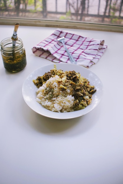 Photo avec un plat de riz sur fond blanc