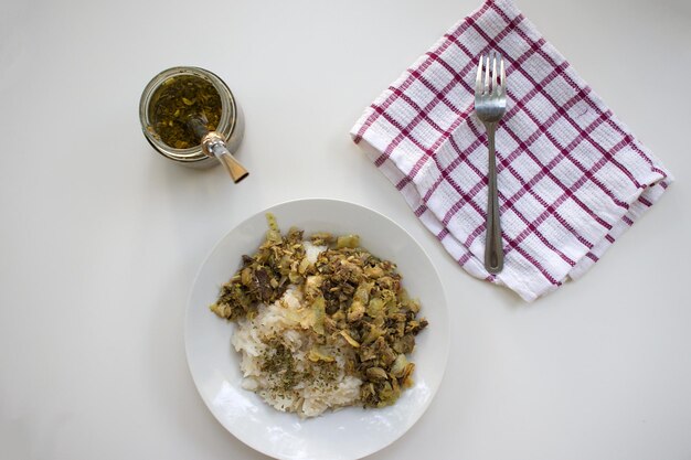 Photo avec un plat de riz sur fond blanc