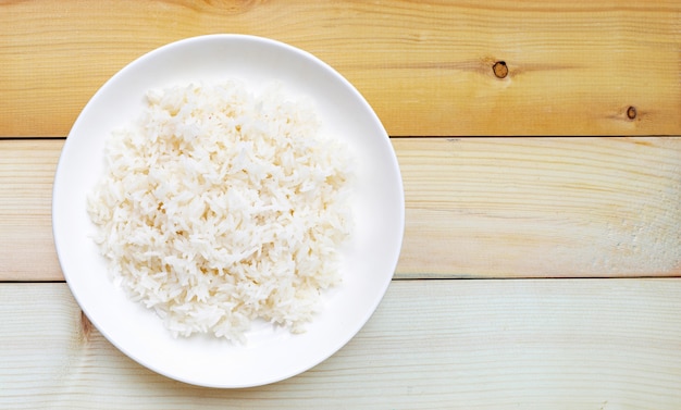 Plat de riz sur fond en bois. Vue de dessus