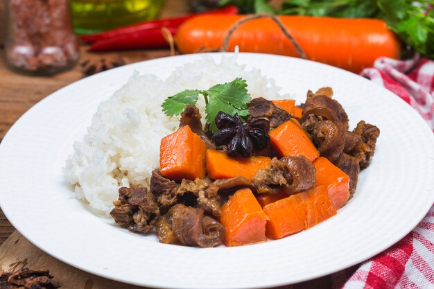 Un plat de riz surlonge sur la table