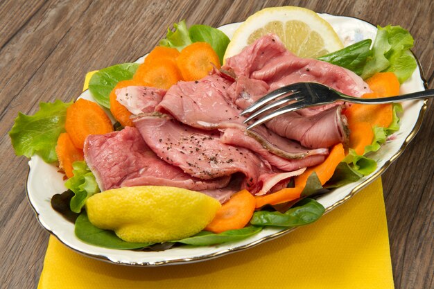 plat avec Roastbeef avec salade