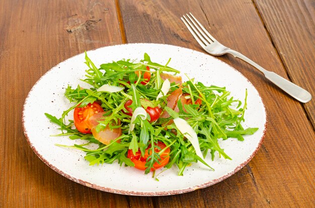 Plat de roquette, tomates, viande séchée et fromage