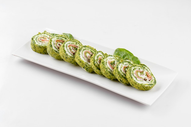 Photo plat à roulettes apéritif de saumon vert tranché isolé