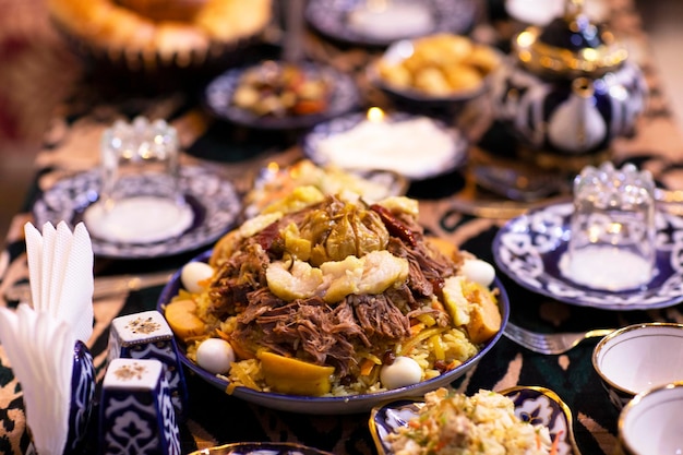 Le plat royal Plov à la graisse de boeuf ail et coing