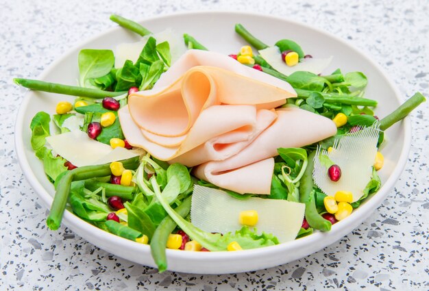 Plat avec salade fraîche et tranches de jambon