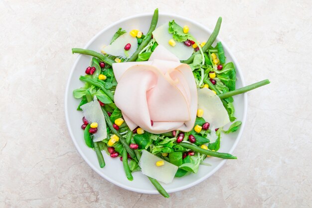 Plat avec salade fraîche et tranches de jambon