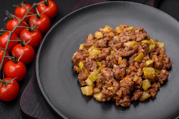 Plat savoureux composé de courgettes boeuf viande champignons oignons et ail