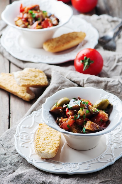 Plat sicilien traditionnel caponata aux aubergines et tomates