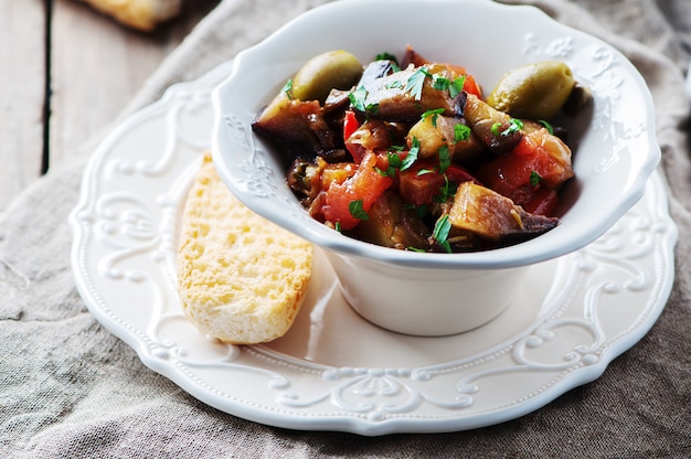 Plat sicilien traditionnel caponata aux aubergines et tomates