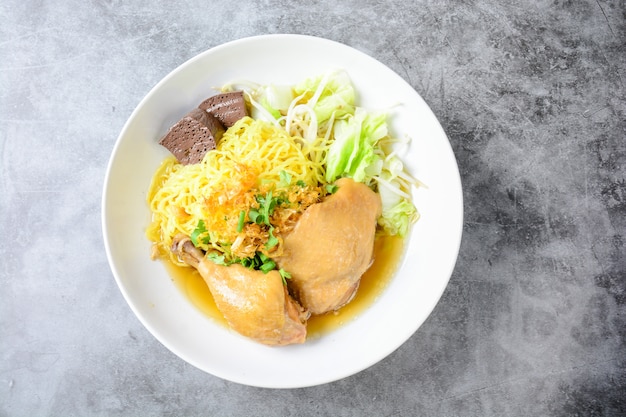 Plat avec soupe de poulet maison, nouilles et légumes