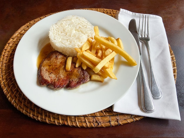 Plat de steak exécutif avec frites et riz. Cuisine brésilienne traditionnelle.