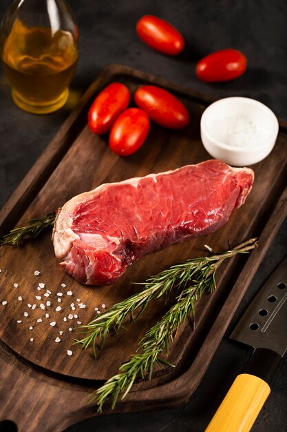 Plat avec steak grillé et frites