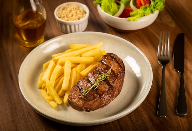 Plat avec steak grillé et frites