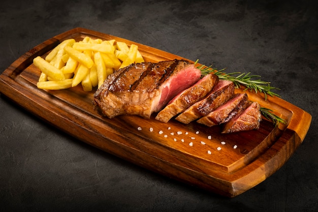 Plat avec steak grillé et frites