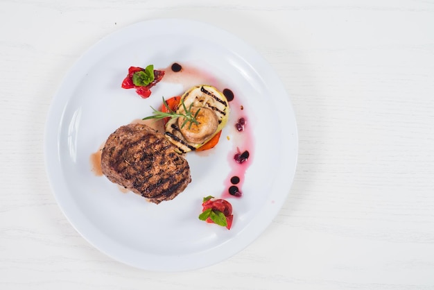 Plat de steak de viande grillée avec garniture de fruits