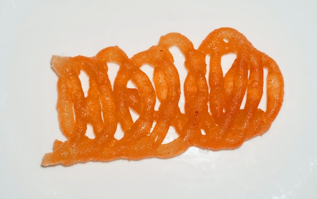 Plat sucré indien Jalebi isolé sur fond blanc