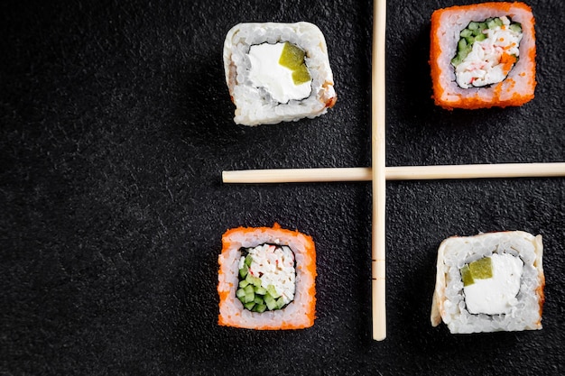 Photo plat de sushi japonais traditionnel roule sushi sur fond sombre