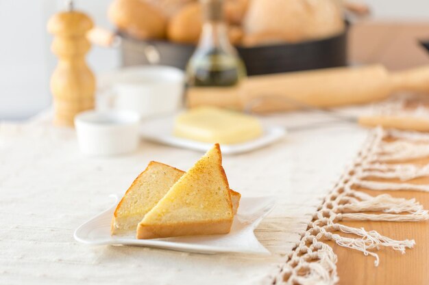 Un plat avec des toasts savoureux avec du miel et du fromage.