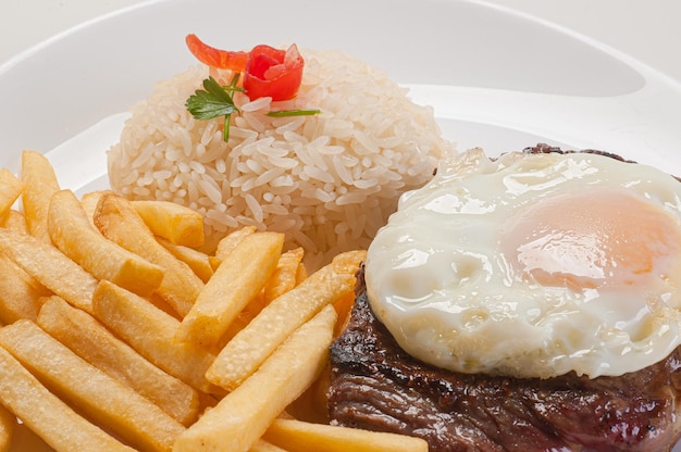 Le plat traditionnel brésilien. steak de cheval (filet à l'oeuf servi avec riz et frites).