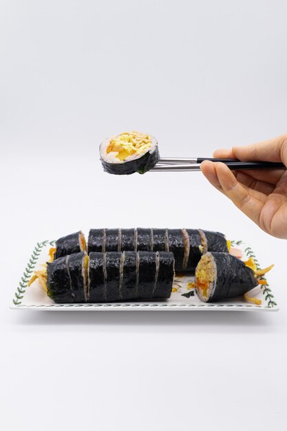 Un plat traditionnel coréen dans un bol de kimbap