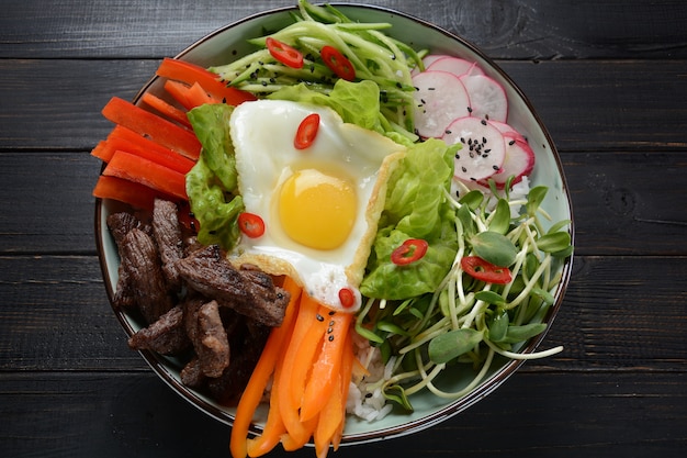 Plat traditionnel coréen fait maison avec œuf, boeuf et légumes