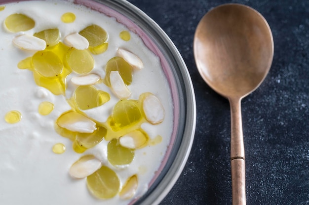 Plat traditionnel espagnol soupe froide ajo blanco ou ajoblanco d'amandes à l'ail vinaigre de vin blanc huile d'olive et raisins