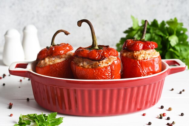 Le plat traditionnel est des poivrons farcis au porc et au riz sur un fond de béton clair.