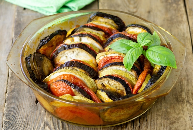 Plat traditionnel français ratatouille. Casserole de légumes aux aubergines, tomates et courgettes en verre