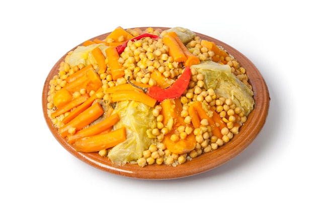 Plat traditionnel marocain avec du couscous isolé sur fond blanc