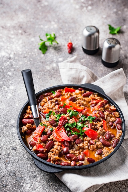 Plat traditionnel mexicain au chili con carne