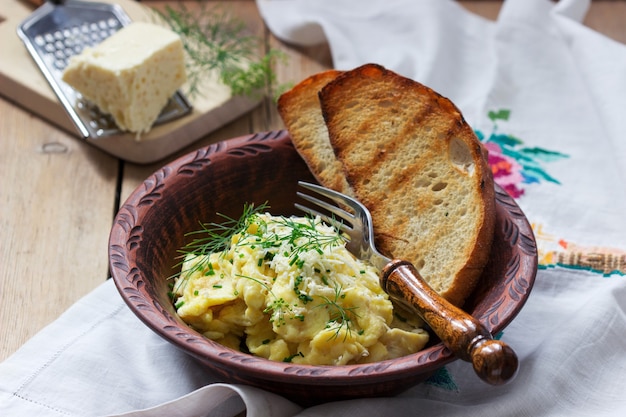 Plat traditionnel moldave ou roumain omelette au fromage, servi avec du pain sur une surface en bois.