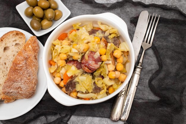 Photo plat traditionnel de pois chiches en casserole dans un bol blanc